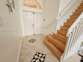 5201 NW 112th Pl in Doral, FL - Foto de edificio - Building Photo