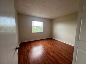 8200 SW 210th St, Unit 313 in Cutler Bay, FL - Building Photo - Building Photo