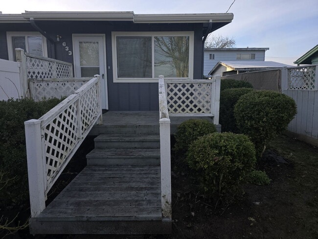 633 NE Channon Ave in Roseburg, OR - Building Photo - Building Photo