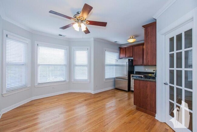property at 628 W Roscoe St