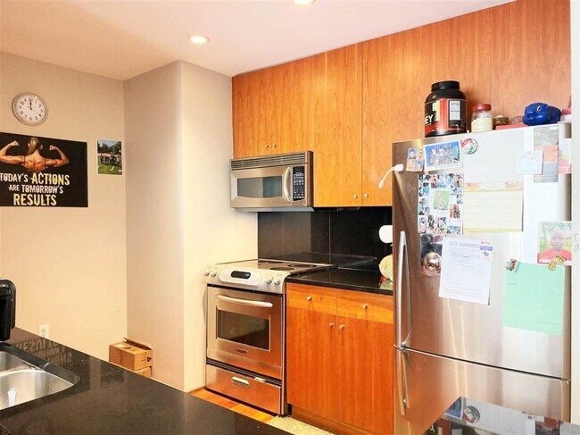 3207 City Pl in Edgewater, NJ - Building Photo - Building Photo