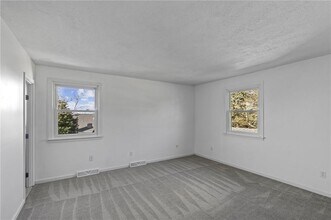 16 Pocahontas Dr in Middletown, RI - Building Photo - Building Photo