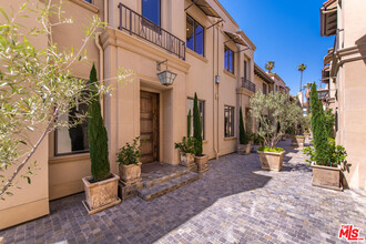 823 S Bundy Dr in Los Angeles, CA - Building Photo - Building Photo