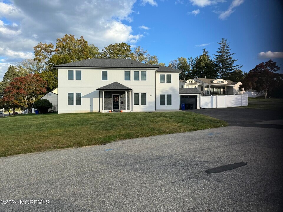 975 Van Ct Ave in Long Branch, NJ - Building Photo