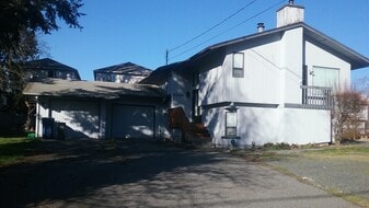 2103 Gibson Rd in Everett, WA - Building Photo