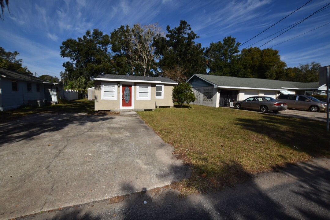 317 E Barnes Ave in Eustis, FL - Building Photo