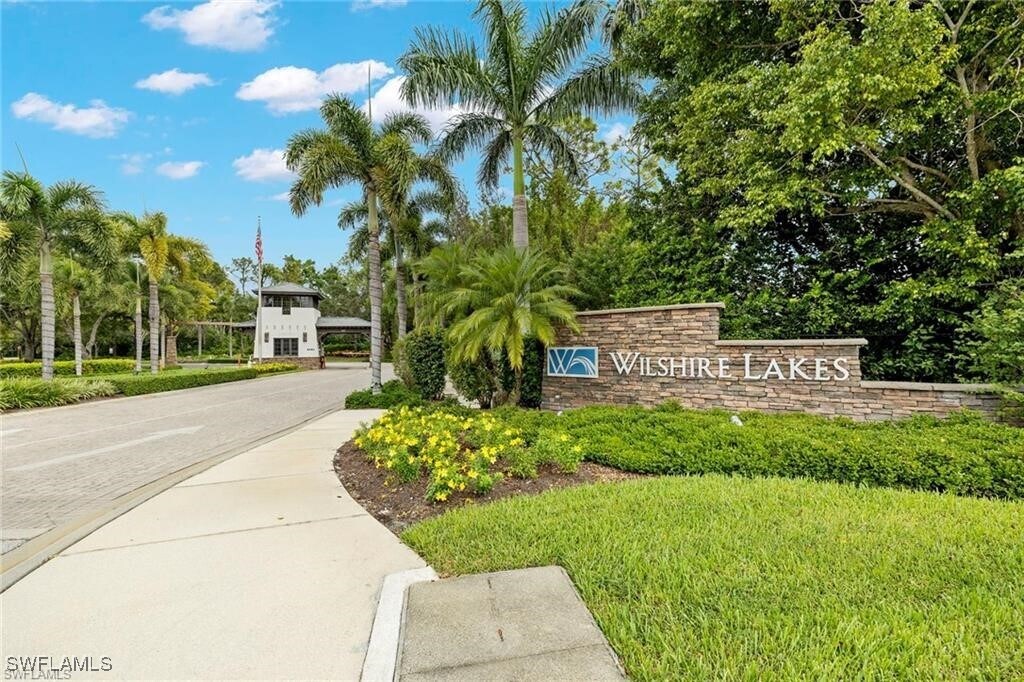 3745 Fieldstone Blvd in Naples, FL - Building Photo