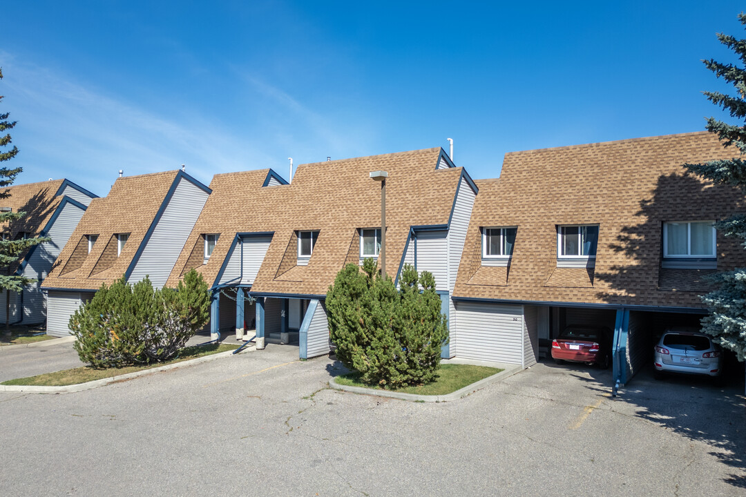 15 Ventura Ln NE in Calgary, AB - Building Photo