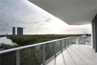 17111 Biscayne Blvd in North Miami Beach, FL - Building Photo - Building Photo