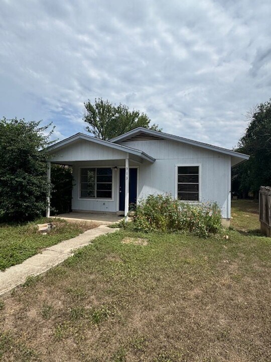 513 Centre St in San Marcos, TX - Building Photo