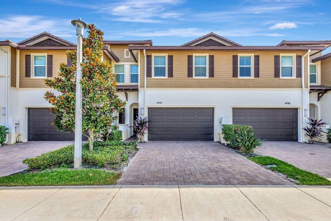 4924 Pointe Midtown Way in Palm Beach Gardens, FL - Building Photo