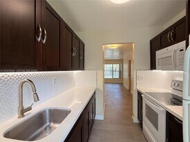 10001 W Bay Harbor Dr in Bay Harbor Islands, FL - Building Photo