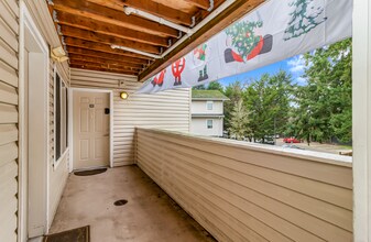 12040 Bridgeport Way SW in Lakewood, WA - Building Photo - Building Photo