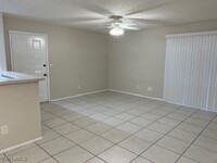 6492 Royal Woods Dr in Ft. Myers, FL - Foto de edificio - Building Photo