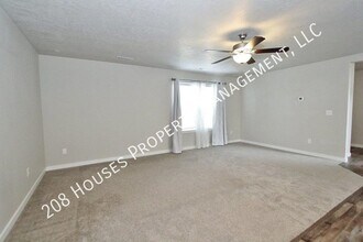 7616 S Sea Breeze Way in Boise, ID - Building Photo - Building Photo
