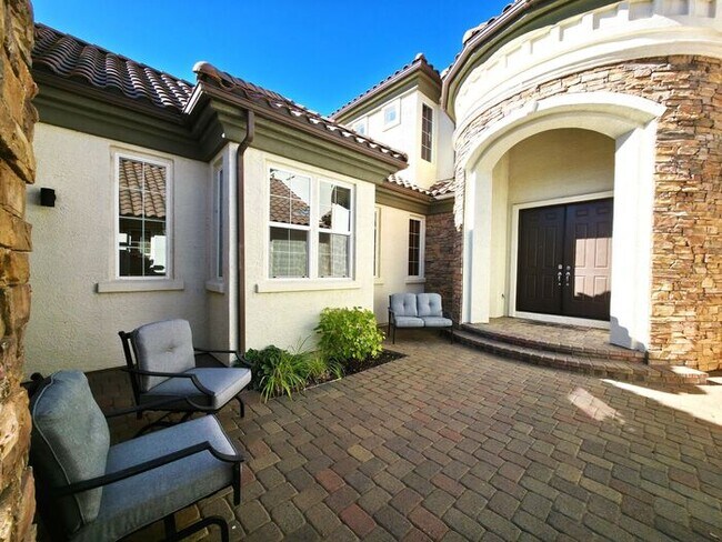 1925 Champion Hills Dr in Reno, NV - Foto de edificio - Building Photo