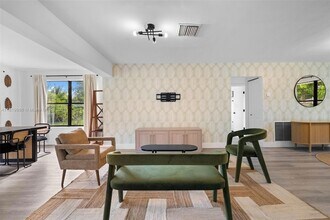 2515 NE 207th St in Miami, FL - Foto de edificio - Building Photo