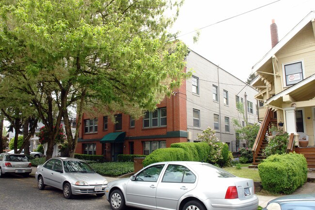 Broadmore Apartments in Portland, OR - Building Photo - Building Photo