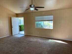 5404 El Palacio Dr in Bakersfield, CA - Building Photo - Building Photo