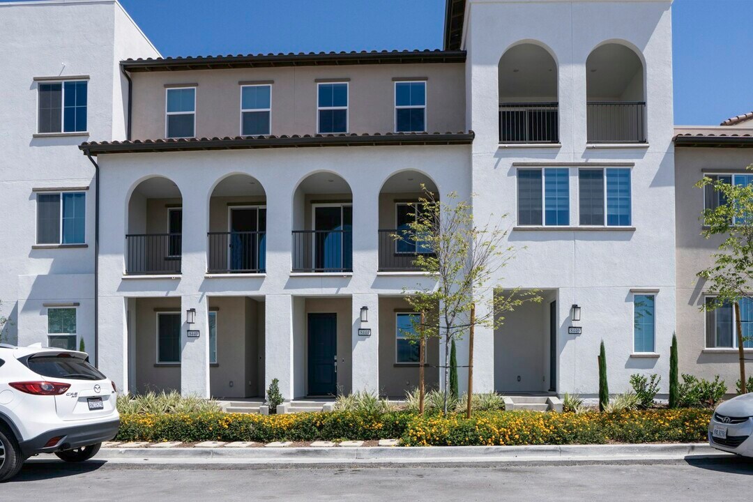 8444 Milk Thistle Ln in Chino, CA - Building Photo