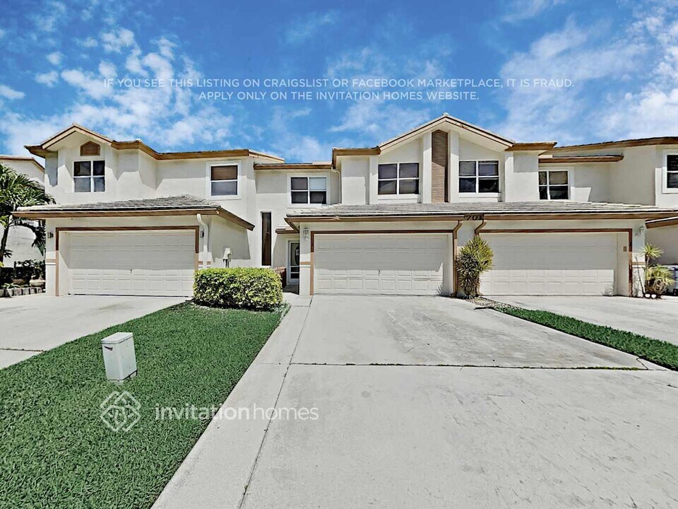 7701 Stone Harbour Dr in Greenacres, FL - Building Photo