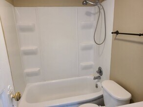 412 Hartman Ave in Waterloo, IA - Building Photo - Building Photo