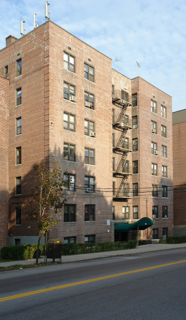 595 Mclean Ave in Yonkers, NY - Building Photo - Building Photo