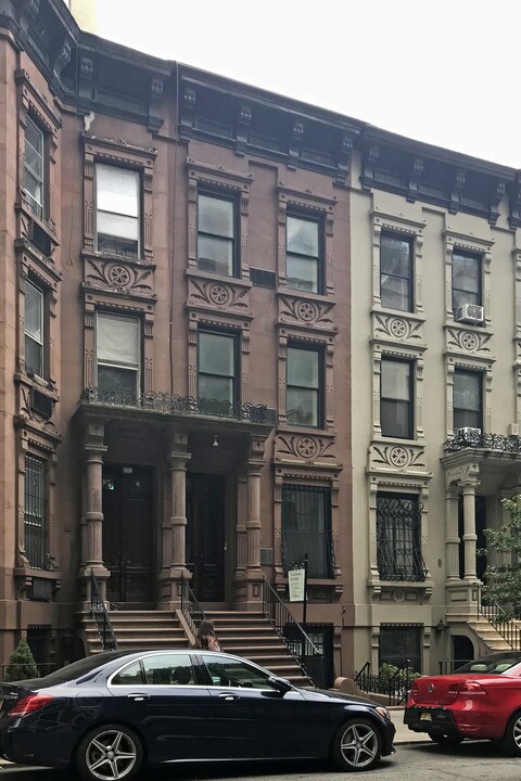 6 W 83rd St in New York, NY - Building Photo