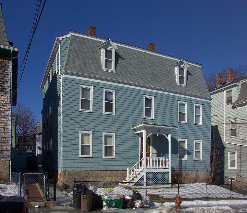 561 4th St in Fall River, MA - Foto de edificio