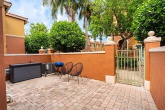 724 SW 106th Ave in Pembroke Pines, FL - Foto de edificio - Building Photo