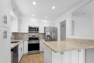 211 Fern St in Newport Beach, CA - Building Photo