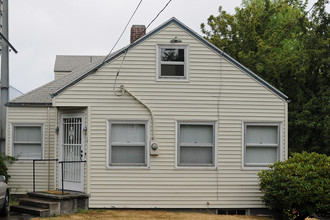 7934 SW Barbur Blvd in Portland, OR - Building Photo - Building Photo