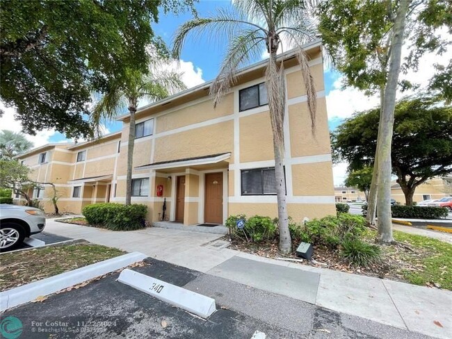 315 Palm Cir E in Pembroke Pines, FL - Building Photo - Building Photo