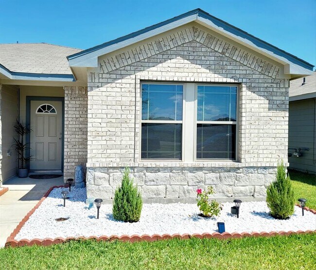 1220 Millpointe Ln in Dayton, TX - Foto de edificio - Building Photo