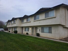 4202 White Ln in Bakersfield, CA - Building Photo