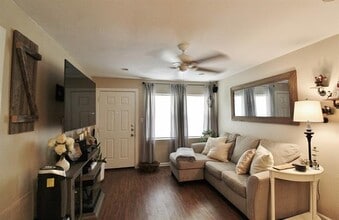 911 E Lovers Ln in Arlington, TX - Building Photo - Building Photo