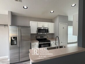 5238 Gato Del Sol Cir in Zephyrhills, FL - Building Photo - Building Photo