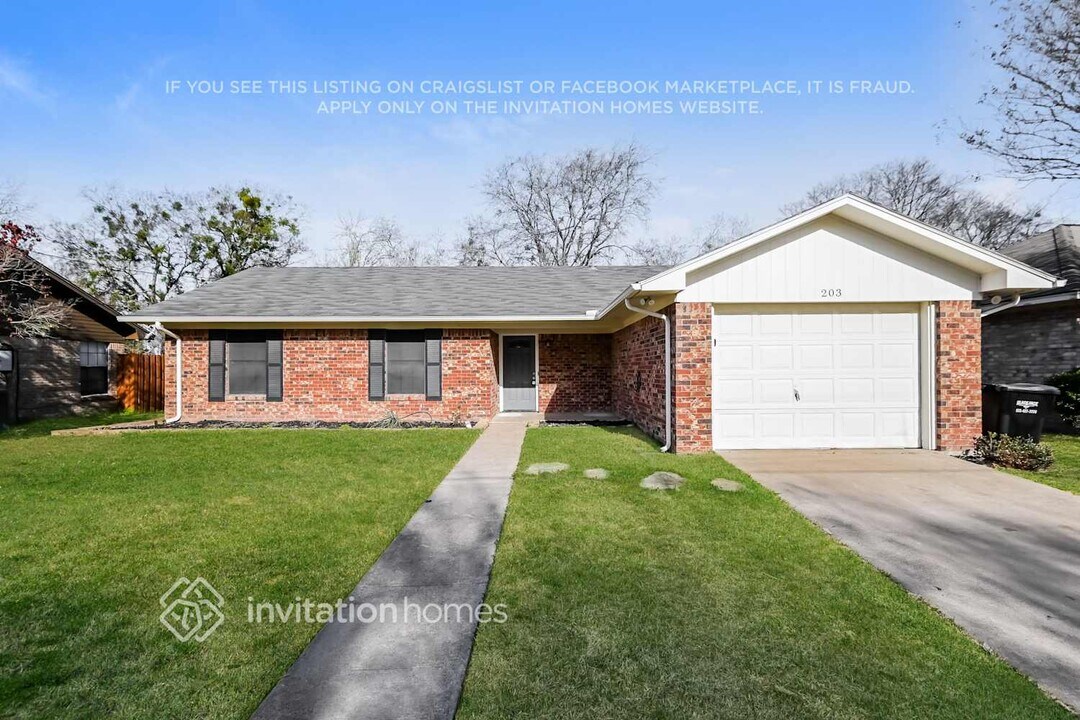 203 Briar Creek Dr in Crandall, TX - Building Photo