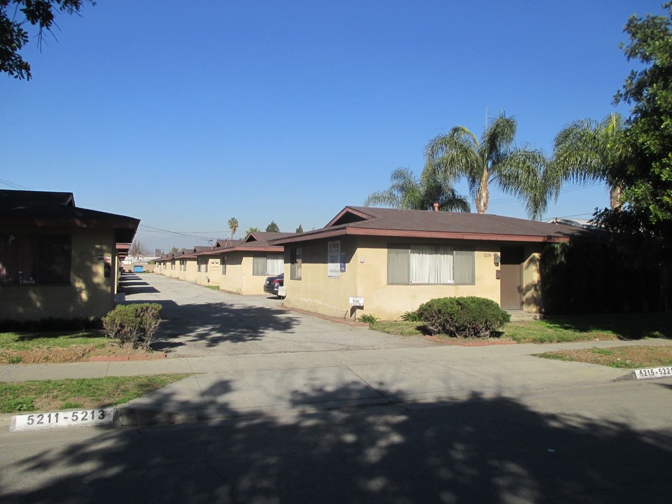 5211-5221-1/2 Live Oak St in Cudahy, CA - Foto de edificio