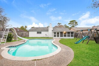 152 Bastrop St in Angleton, TX - Building Photo - Building Photo