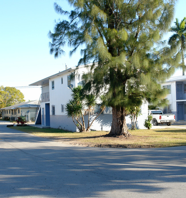 101-109 NE 9th St in Homestead, FL - Foto de edificio - Building Photo