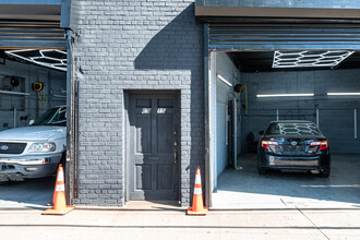 6915 51st Ave in Flushing, NY - Foto de edificio - Building Photo