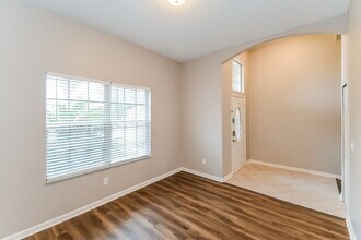 8270 Lake Effie Ln E in Jacksonville, FL - Building Photo - Building Photo