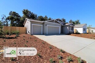 3651 Ginny Ct in Redding, CA - Building Photo