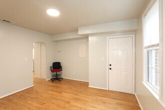 1305 Orren St NE, Unit #1 in Washington, DC - Foto de edificio - Building Photo