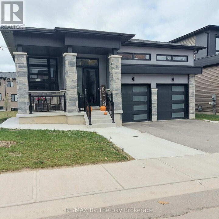 92 Berkely St in Wasaga Beach, ON - Building Photo