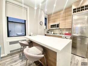 26 E 63rd St in New York, NY - Building Photo - Building Photo