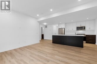 70 Kenesky Dr in Hamilton, ON - Building Photo - Building Photo