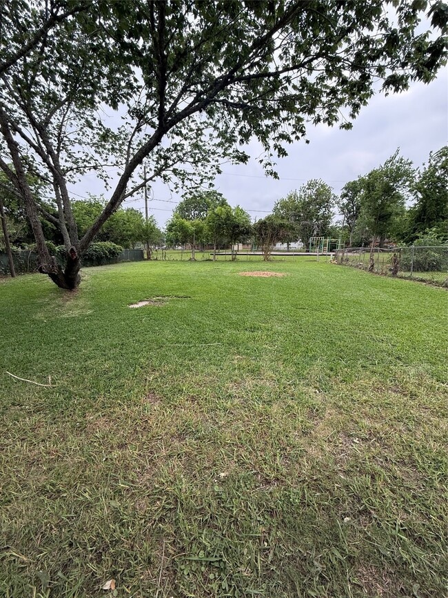 104 Mimosa St in Lake Jackson, TX - Building Photo - Building Photo