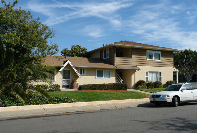 1300-1304 Coral Pl in Newport Beach, CA - Foto de edificio - Building Photo